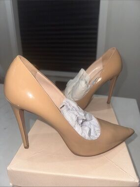 Prada Beige Patent Leather Pointed-Toe Pumps size 40 excellent condition